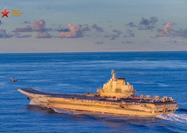 El grupo de portaaviones Liaoning de la Armada china zarpó hacia el Pacífico Occidental para realizar entrenamientos rutinarios anuales y mejorar sus capacidades operativas el 14 de octubre de 2026. Créditos: China Military Bugle.