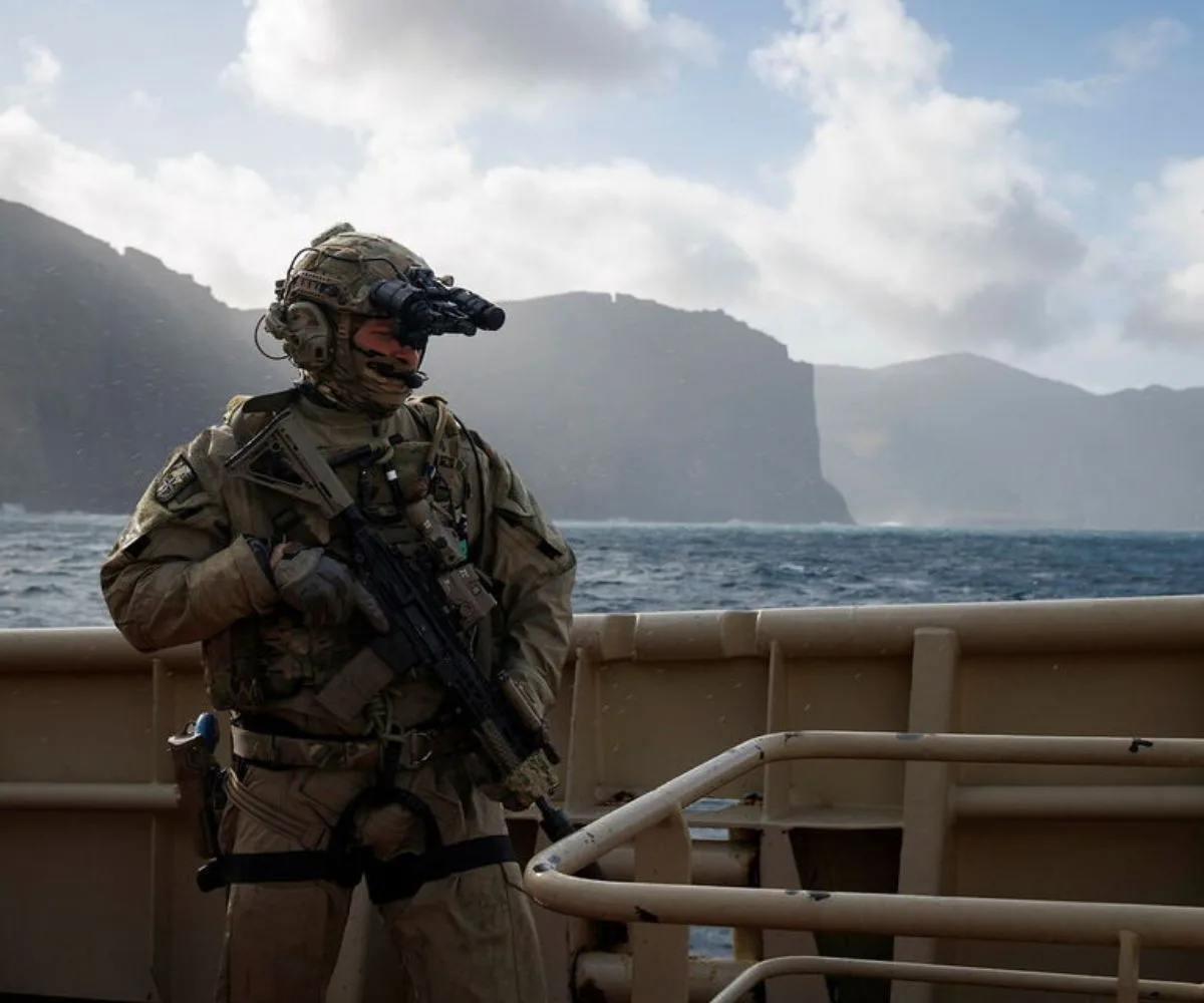 Infantes de la Marina Real realizando operaciones de interdicción durante el ejercicio Lion Protector 26