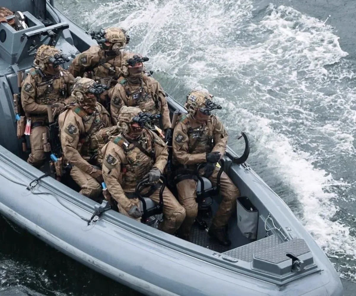 Miembros del comando especial de la Allied Reaction Force de la Armada británica se desplazan a alta velocidad en una lancha de interceptación rápida durante el ejercicio Lion Protector 2026 en las Islas Feroe.