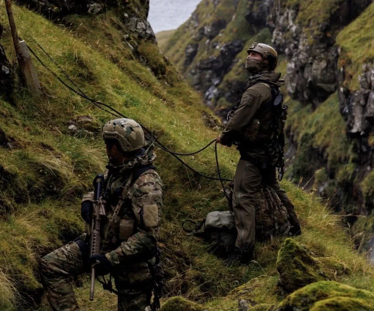 Efectivos de la fuerza de comandos del Reino Unido realizan maniobras de progresión táctica y aseguramiento de líneas con cuerdas en los acantilados de las Islas Feroe, durante el ejercicio Lion Protector 2026