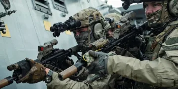 Operadores del grupo táctico marítimo de las Fuerzas de comandos del Reino Unido realizan un ejercicio de abordaje y despliegue táctico a bordo de una embarcación durante el ejercicio Lion Protector 2026