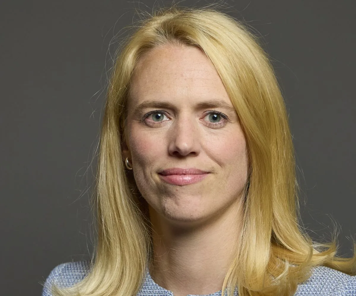 Louise Sandher-Jones, Subsecretaria Parlamentaria del Ministerio de Defensa de Reino Unido