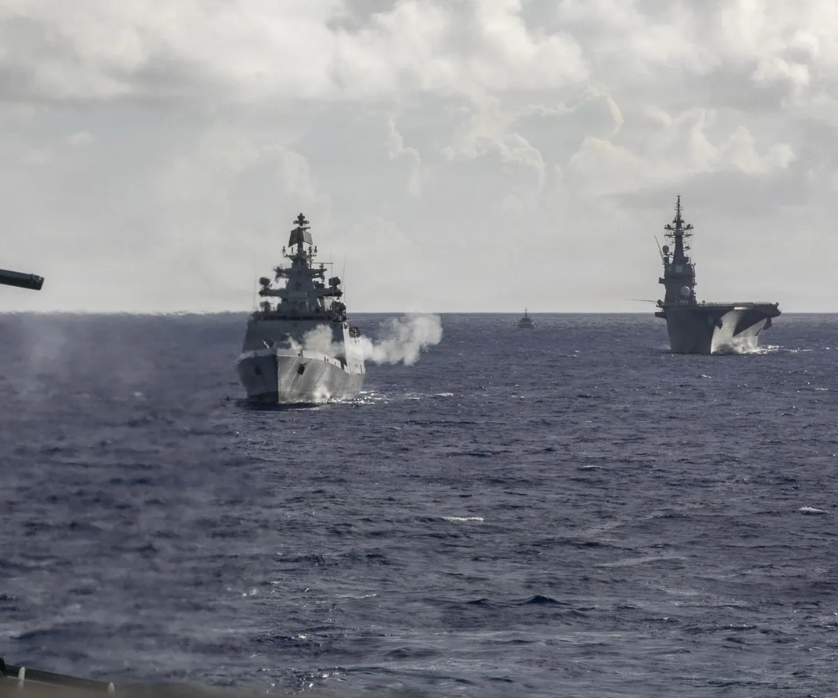 La fragata furtiva multipropósito INS Sahyadri (F49) de la Armada de India y el destructor JDS Hyuga (DDH181) de la Fuerza Marítima de Autodefensa de Japón navegan en formación con el destructor de misiles guiados USS Fitzgerald (DDG-62), durante un ejercicio de fuego real frente a la costa de Guam, el 14 de noviembre de 2025