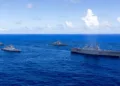 El destructor de helicópteros de la Fuerza Marítima de Autodefensa de Japón, JS Hyuga, lidera al destructor de la Armada de EE.UU., USS Fitzgerald, la fragata de la Armada de India, INS Sahyadri, y la fragata de la Real Armada Australiana, HMAS Ballarat, durante el ejercicio Malabar 25 frente a la costa de Guam