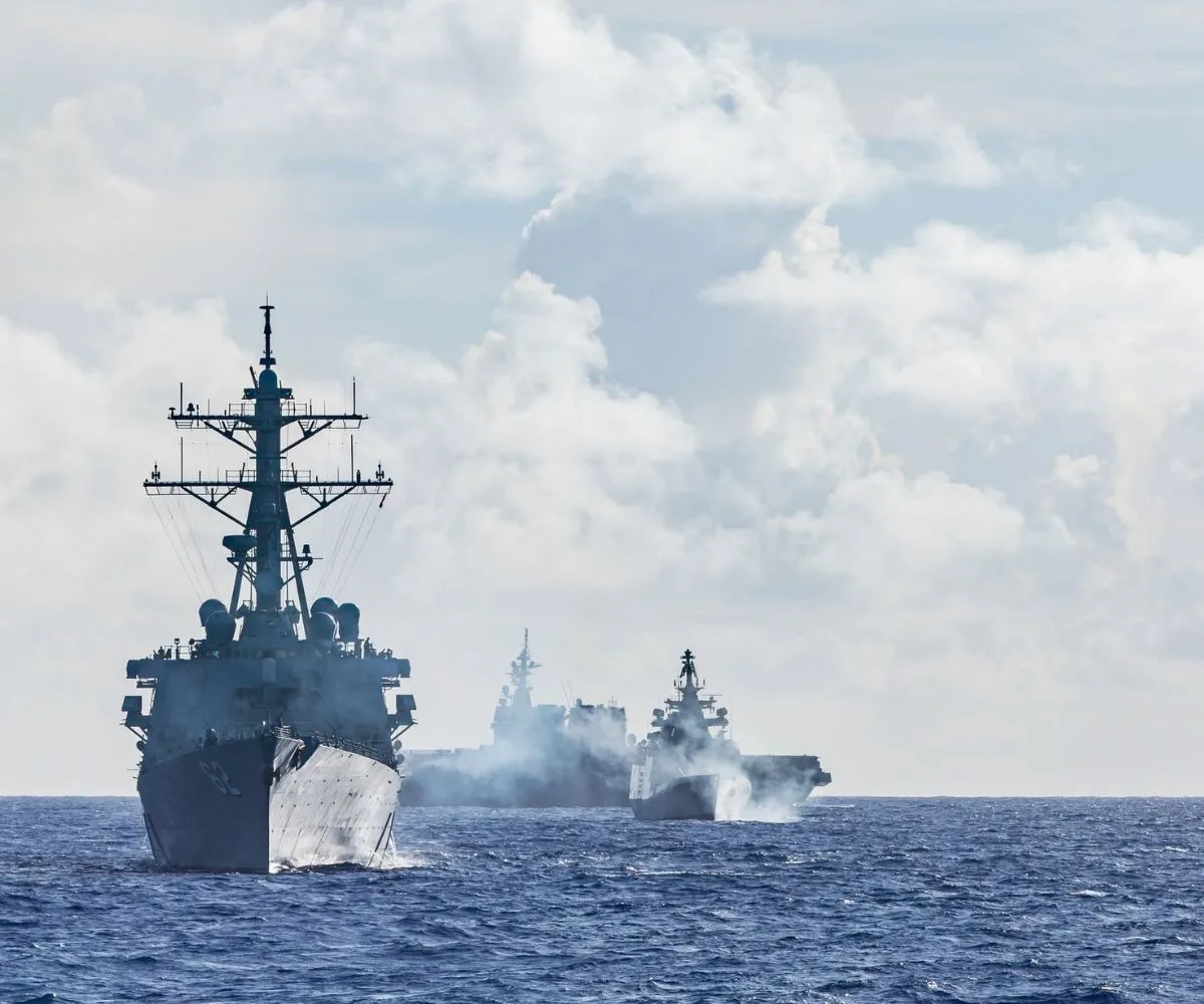 El destructor estadounidense USS Barry (DDG 52) lidera una línea de formación junto a buques de la Fuerza Marítima de Autodefensa de Japón y la Armada de la India durante la fase marítima del ejercicio multinacional Malabar 2025