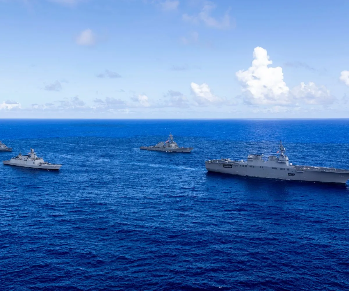 El destructor de helicópteros de la Fuerza Marítima de Autodefensa de Japón, JS Hyuga, lidera al destructor de la Armada de EE.UU., USS Fitzgerald, la fragata de la Armada de India, INS Sahyadri, y la fragata de la Real Armada Australiana, HMAS Ballarat, durante el ejercicio Malabar 25 frente a la costa de Guam