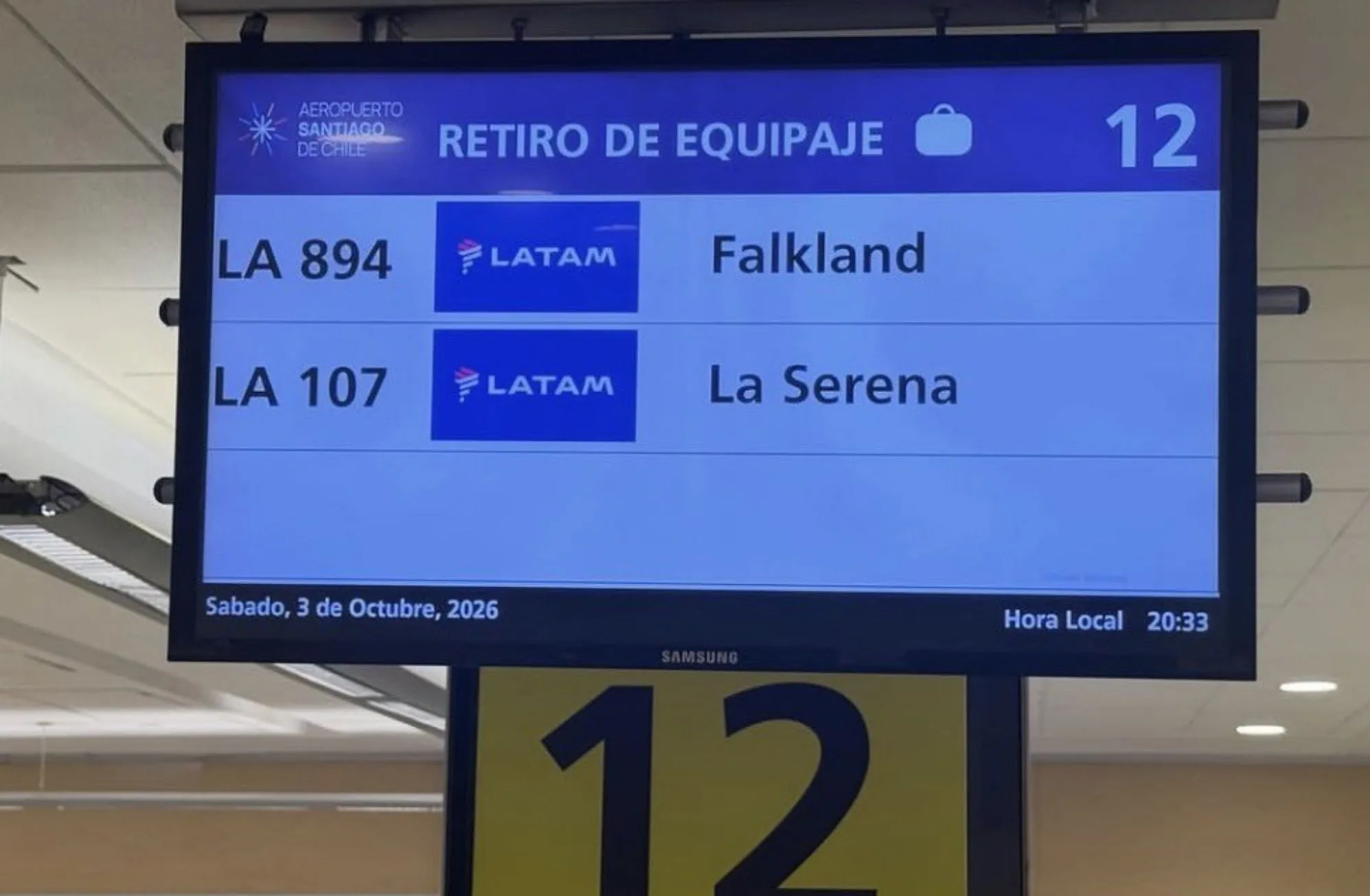 Pantalla de retiro de equipaje del Aeropuerto de Santiago de Chile que identificó como “Falkland” al vuelo LA894 de LATAM procedente de las Islas Malvinas. Crédito: Ricky D. Phillips / X