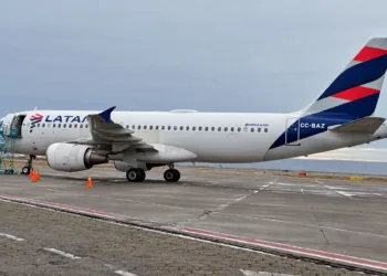 Airbus A320 de LATAM utilizado en la conexión aérea con las Islas Malvinas, estacionado en plataforma. Crédito: Alejo Sanchez Piccat / Escenario Mundial