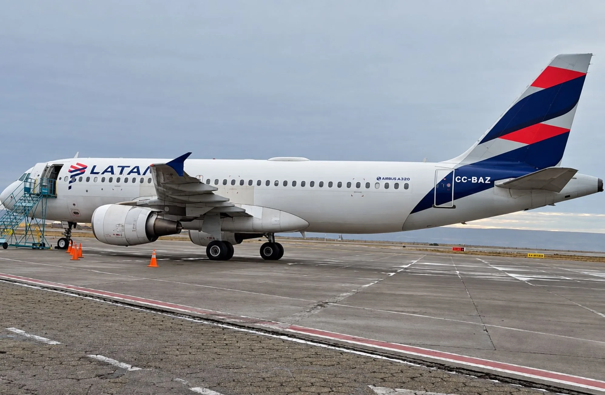Airbus A320 de LATAM utilizado en la conexión aérea con las Islas Malvinas, estacionado en plataforma. Crédito: Alejo Sanchez Piccat / Escenario Mundial