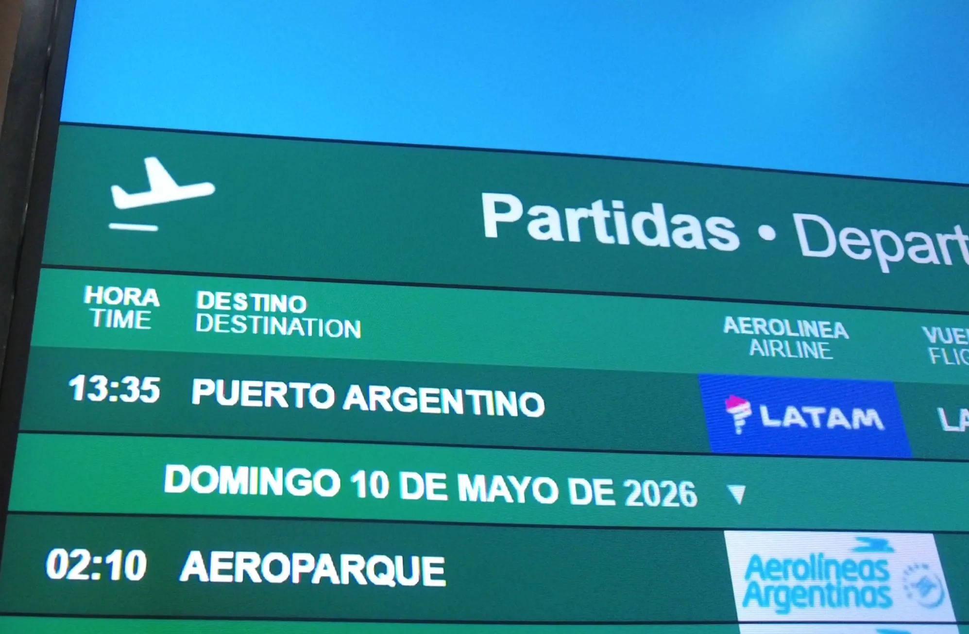 Pantalla de partidas del Aeropuerto de Río Gallegos que identifica como “Puerto Argentino” el destino del vuelo de LATAM hacia las Islas Malvinas. Crédito: Alejo Sanchez Piccat / Escenario Mundial