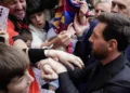 Lionel Messi es recibido por los aficionados en su llegada a Oviedo, el pasado jueves.