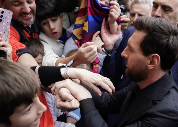 Lionel Messi es recibido por los aficionados en su llegada a Oviedo, el pasado jueves.