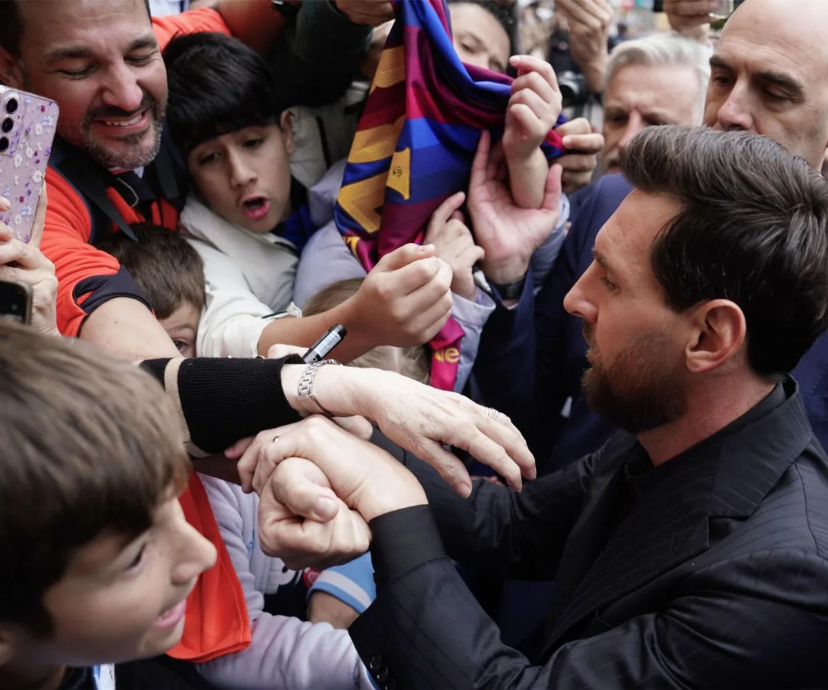 Lionel Messi es recibido por los aficionados en su llegada a Oviedo, el pasado jueves.