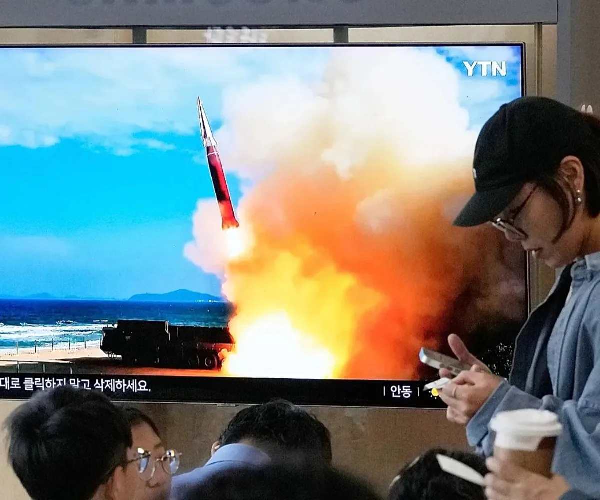 Ciudadanos surcoreanos en una estación pública junto a una pantalla de televisión del canal YTN que transmite imágenes del lanzamiento de un misil por parte de Corea del Norte. Imagen ilustrativa