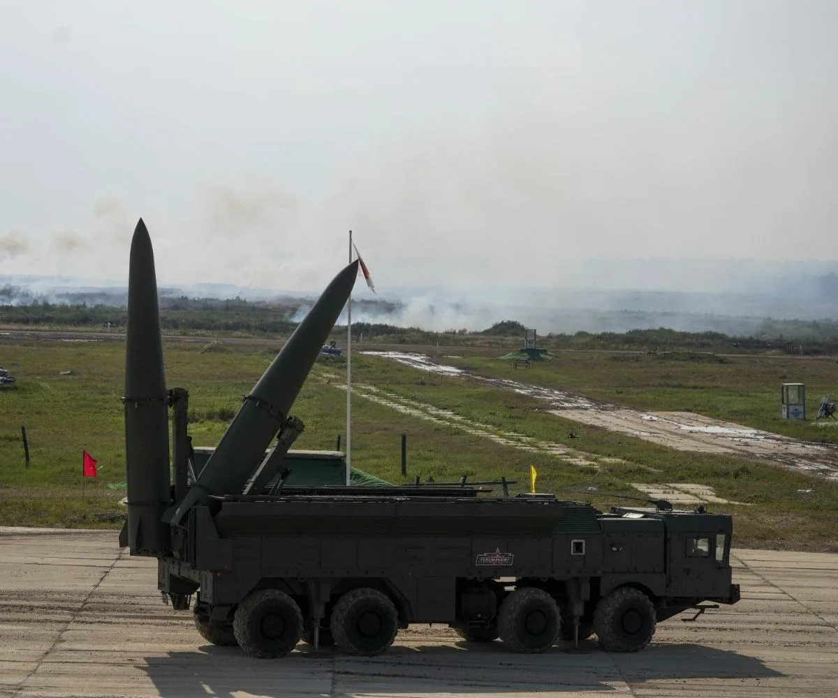 Sistema de misiles balísticos de corto alcance Iskander-M del Ejército ruso permanece desplegado durante maniobras militares