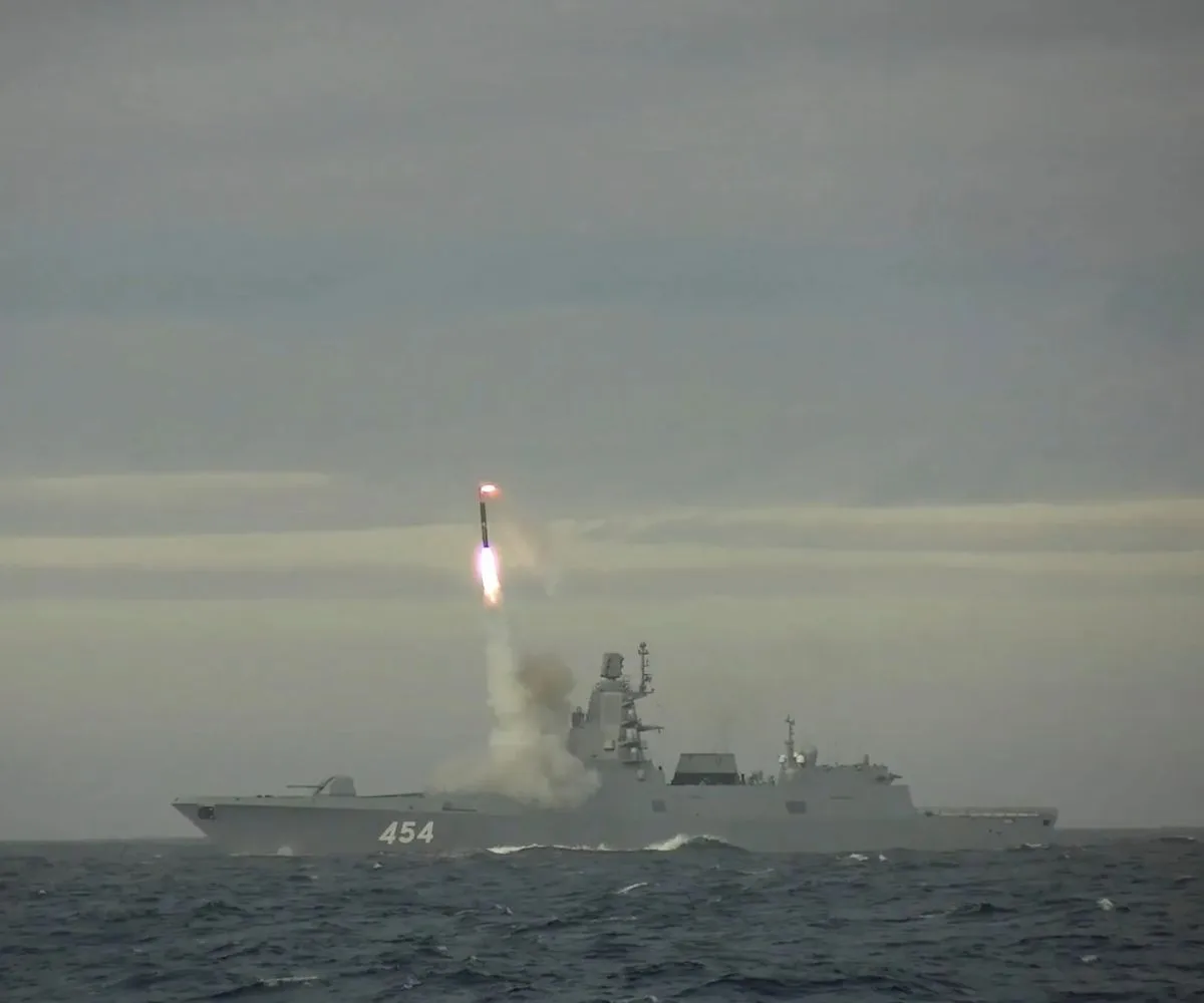 Misil de crucero hipersónico Zircón siendo disparado desde una fragata durante una prueba en el mar de Barents, publicado por el Ministerio de Defensa de Rusia en 2022