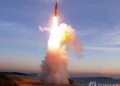 Lanzamiento del misil balístico hipersónico de Pyongyang, el 3 de octubre de 2026, difundida por la Agencia Central de Noticias de Corea y reproducida por Yonhap el 4 de octubre de 2026.