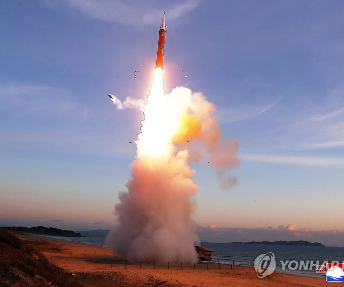 Lanzamiento del misil balístico hipersónico de Pyongyang, el 3 de octubre de 2026, difundida por la Agencia Central de Noticias de Corea y reproducida por Yonhap el 4 de octubre de 2026.