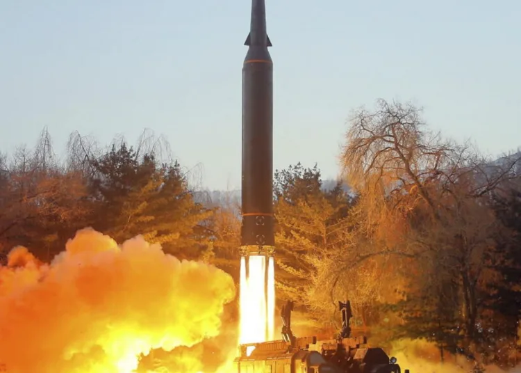 Lanzamiento de prueba de un misil hipersónico en Corea del Norte, el 5 de enero de 2022. Fotografía facilitada por el gobierno norcoreano
