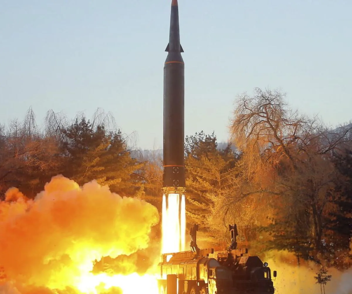 Lanzamiento de prueba de un misil hipersónico en Corea del Norte, el 5 de enero de 2022. Fotografía facilitada por el gobierno norcoreano