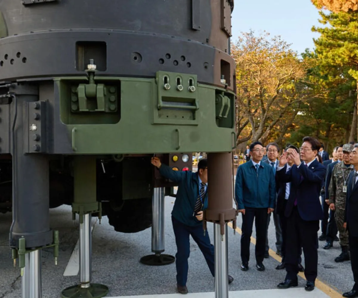 El presidente de Corea del Sur, Lee Jae Myung (3º drcha.), observa el misil Hyunmoo-5 en un centro de pruebas de la Agencia de Desarrollo de la Defensa cuya ubicación no se especifica, en una imagen difundida el 8 de octubre de 2026