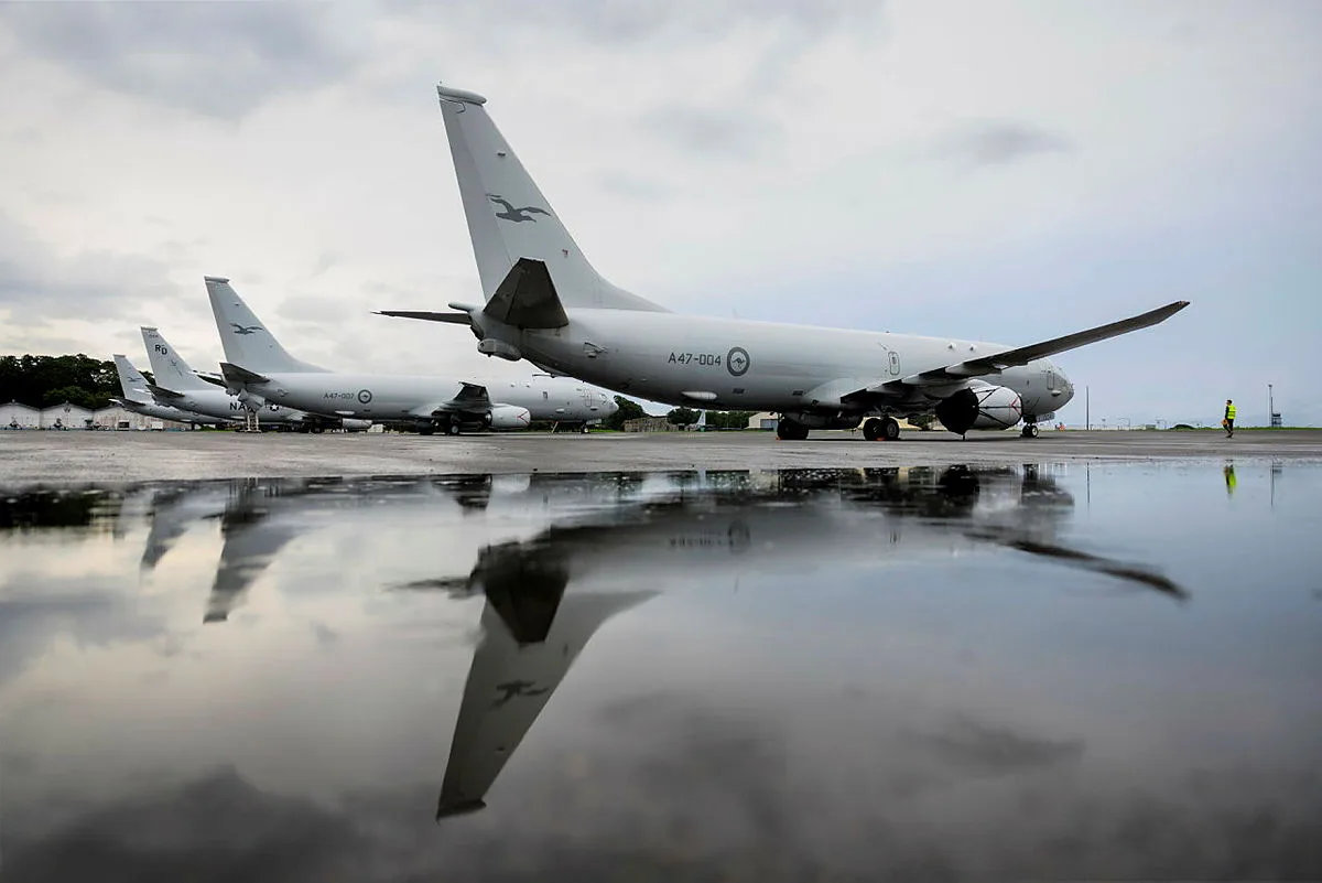 Aviones P-8A Poseidon de la Real Fuerza Aérea Australiana (A47-004, A47-007, A47-008) junto con un avión P-8A Poseidon de la Marina de los Estados Unidos en la Base Aérea Clark, Filipinas, como parte de una Actividad de Conocimiento del Dominio Marítimo.