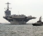 El portaaviones de propulsión nuclear USS George Washington (CVN-73) de la Armada de los Estados Unidos navega flanqueado por un buque de escolta menor durante una operación de despliegue en alta mar. Imagen ilustrativa