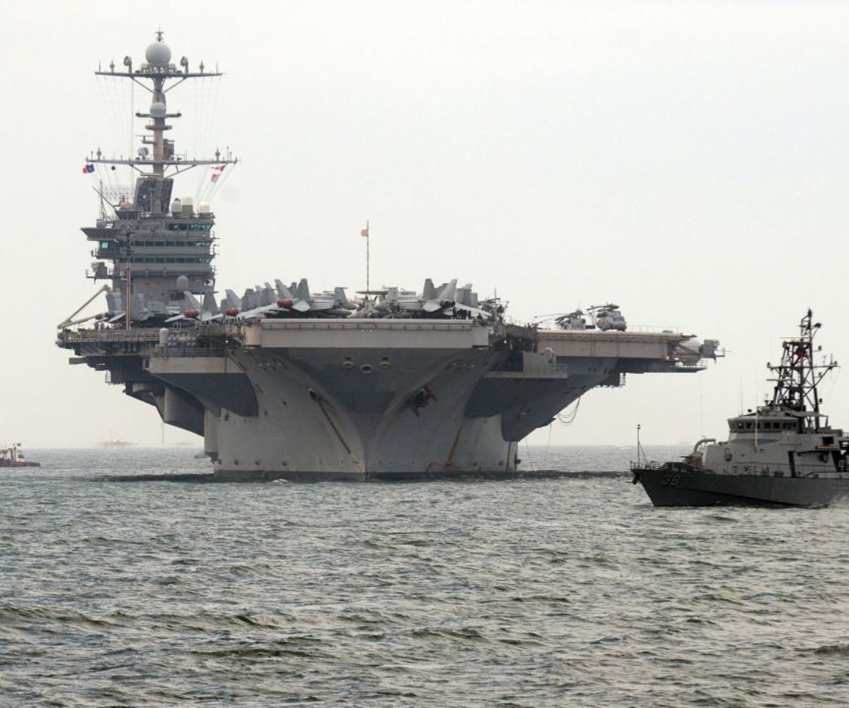 El portaaviones de propulsión nuclear USS George Washington (CVN-73) de la Armada de los Estados Unidos navega flanqueado por un buque de escolta menor durante una operación de despliegue en alta mar. Imagen ilustrativa