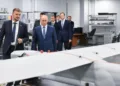 El presidente ruso, Vladimir Putin, examina vehículos aéreos no tripulados (VANT) rusos durante su visita al Centro de Tecnología Especial (LLC 'STC') en San Petersburgo, Rusia