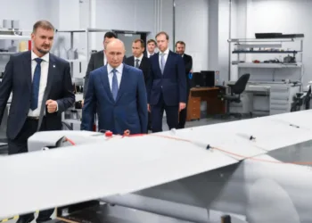 El presidente ruso, Vladimir Putin, examina vehículos aéreos no tripulados (VANT) rusos durante su visita al Centro de Tecnología Especial (LLC 'STC') en San Petersburgo, Rusia