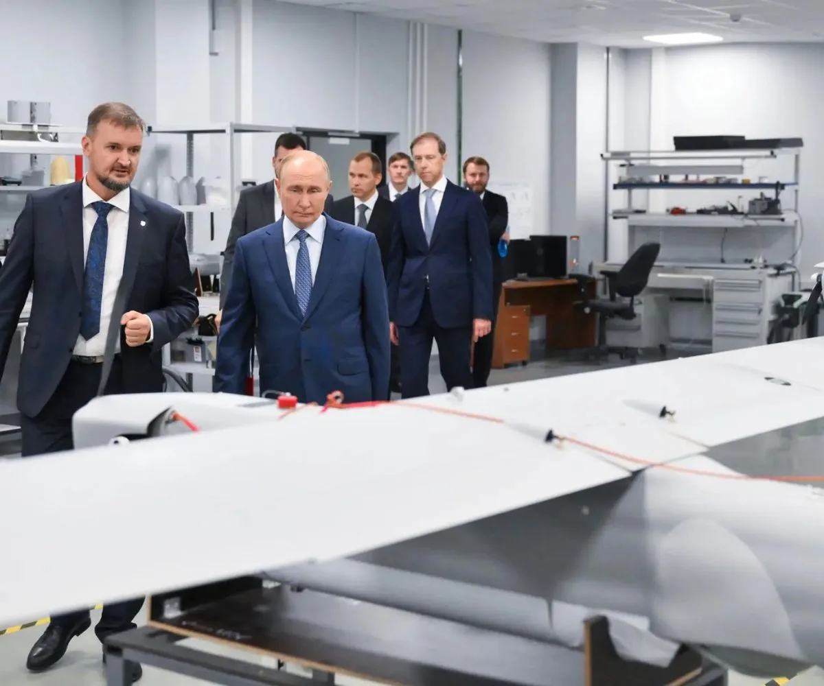 El presidente ruso, Vladimir Putin, examina vehículos aéreos no tripulados (VANT) rusos durante su visita al Centro de Tecnología Especial (LLC 'STC') en San Petersburgo, Rusia