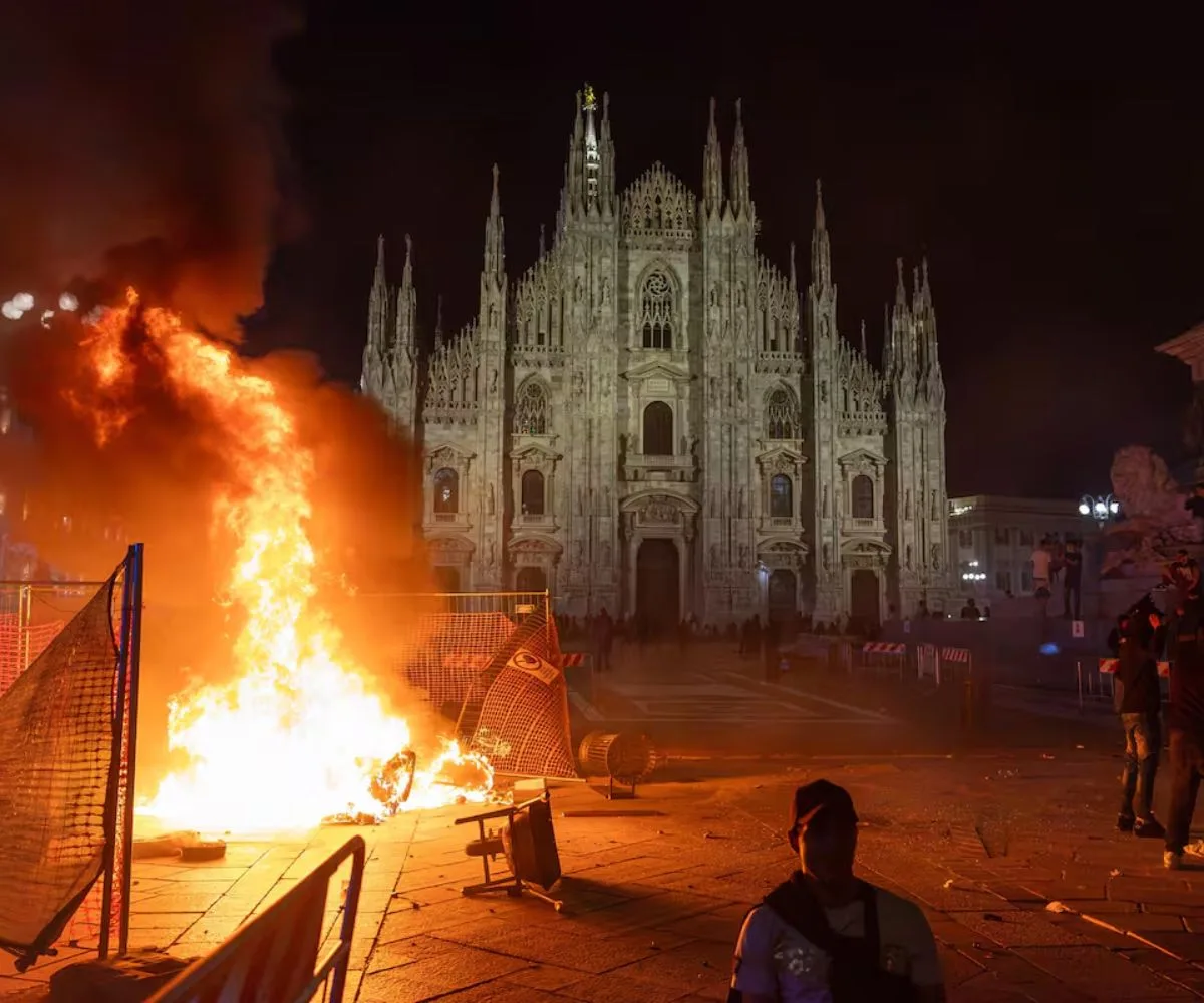 Incendio frente a la catedral de Milán, tras los enfrentamiento y disturbios entre policías y manifestantes en Milán, el pasado fin de semana
