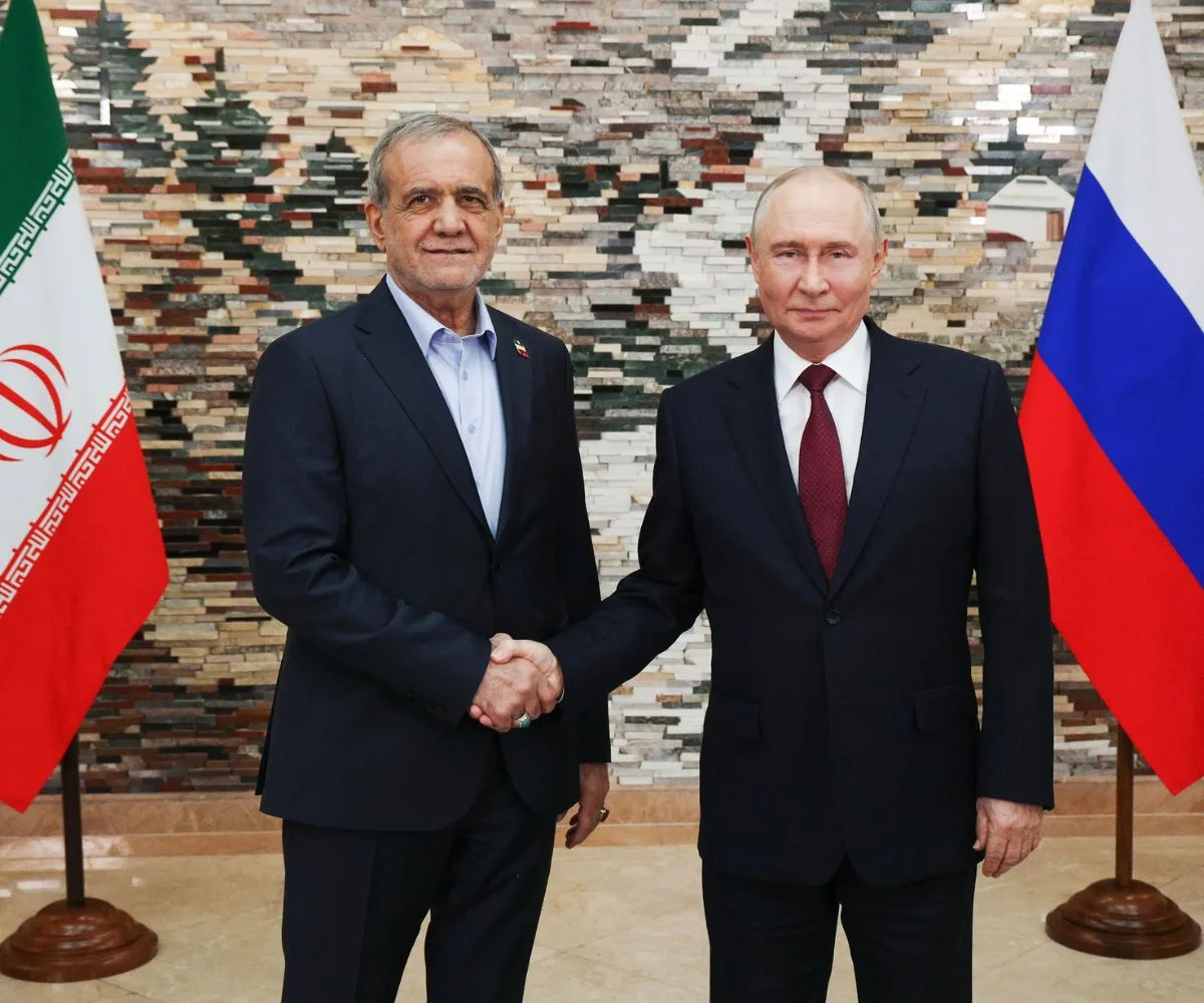 El presidente iraní, Masoud Pezeshkian, y su par ruso, Vladímir Putin, posan juntos en Bishkek, Kirguistán, en septiembre de 2026