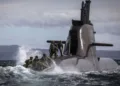 Comandos de los Royal Marines operan junto a un submarino alemán durante un ejercicio en el Atlántico Norte. Crédito: Royal Marines / X