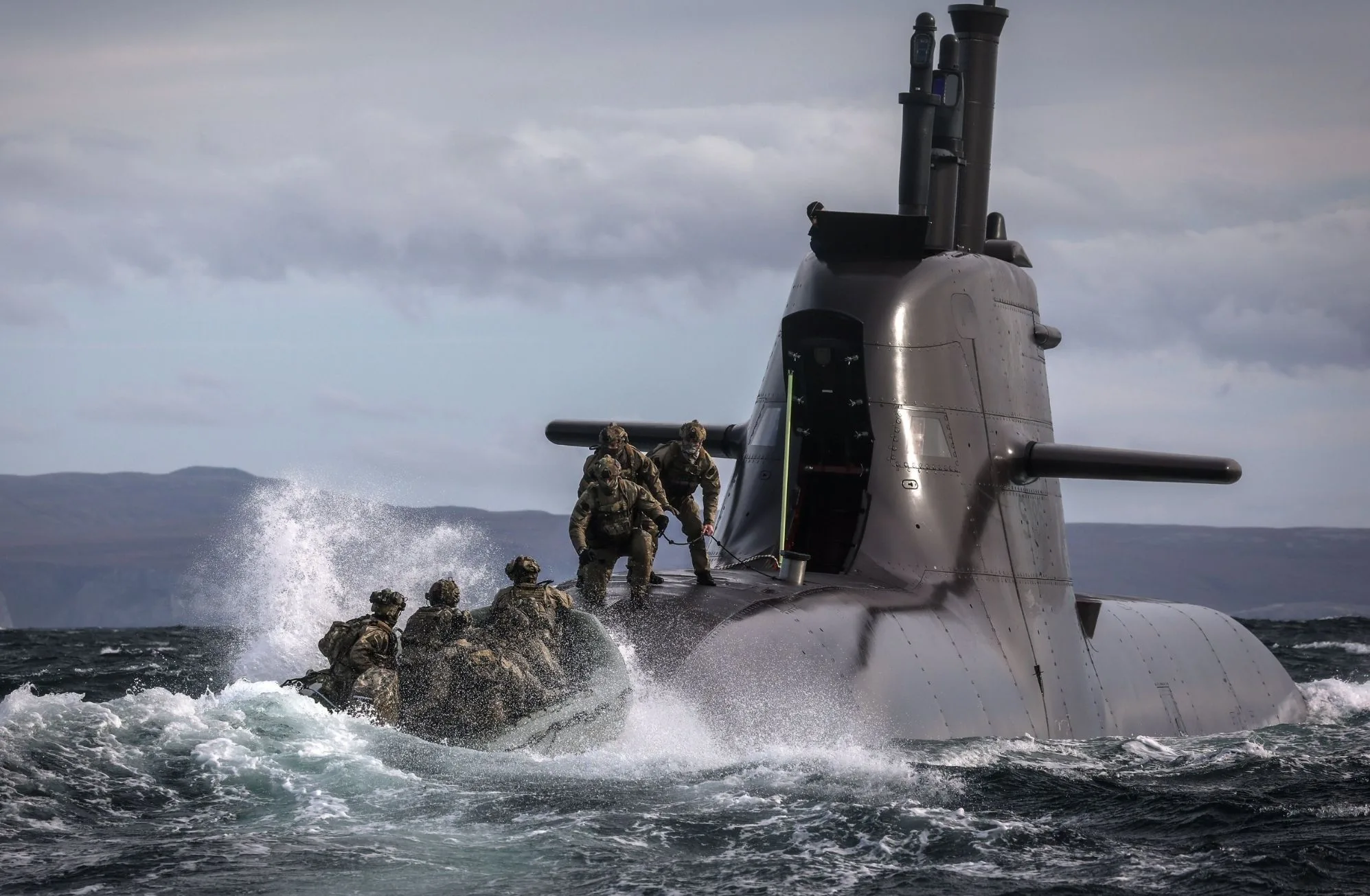 Comandos de los Royal Marines operan junto a un submarino alemán durante un ejercicio en el Atlántico Norte. Crédito: Royal Marines / X