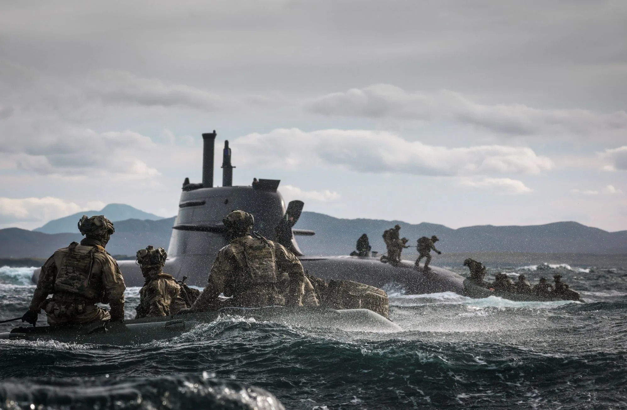 Comandos de los Royal Marines operan junto a un submarino alemán durante un ejercicio en el Atlántico Norte. Crédito: Royal Marines / X