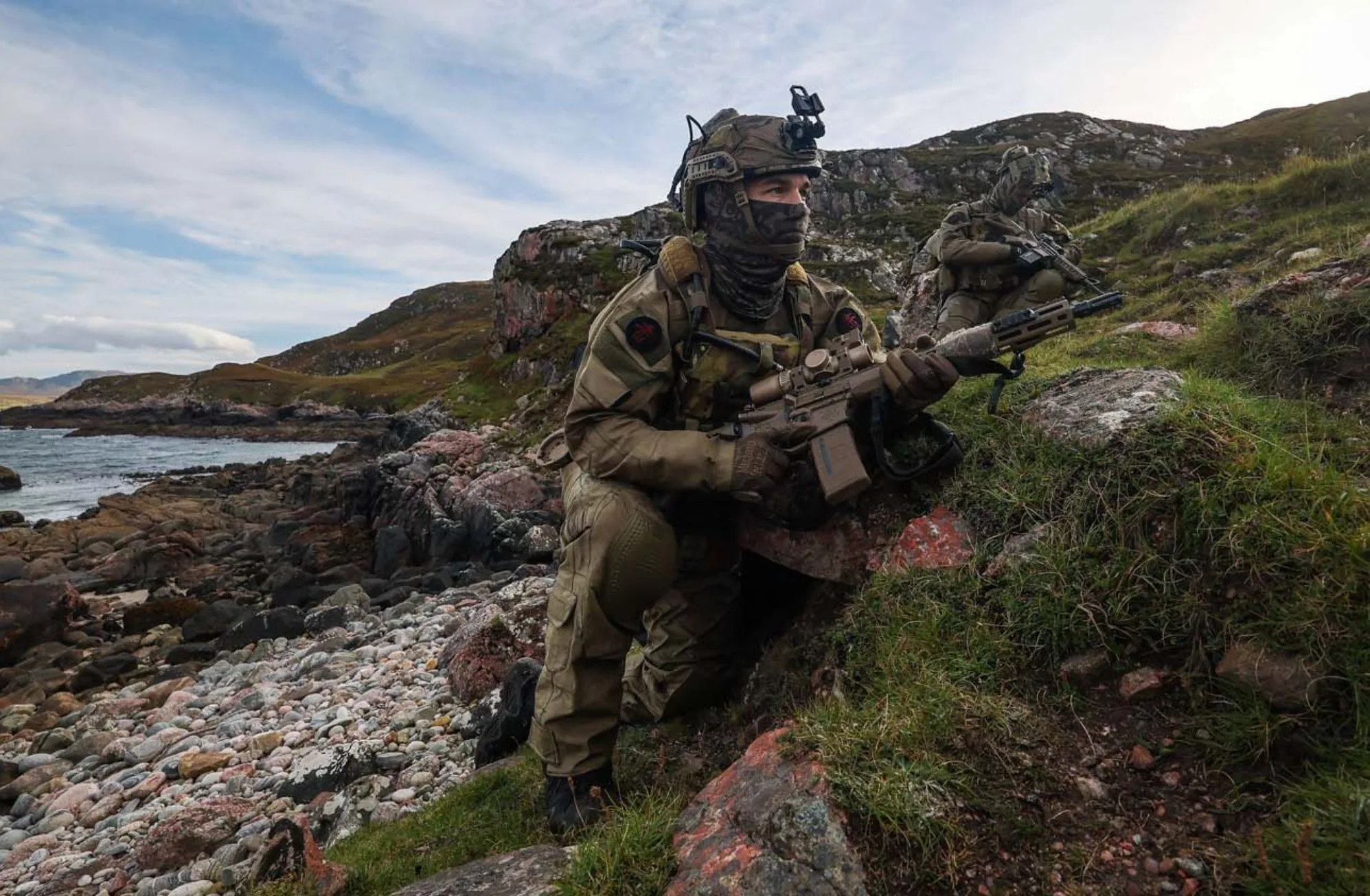 Integrantes de la 148 (Meiktila) Commando Forward Observation Battery aseguran una playa remota en Cape Wrath durante el ejercicio Strike Warrior 26. Crédito: Royal Marines / X