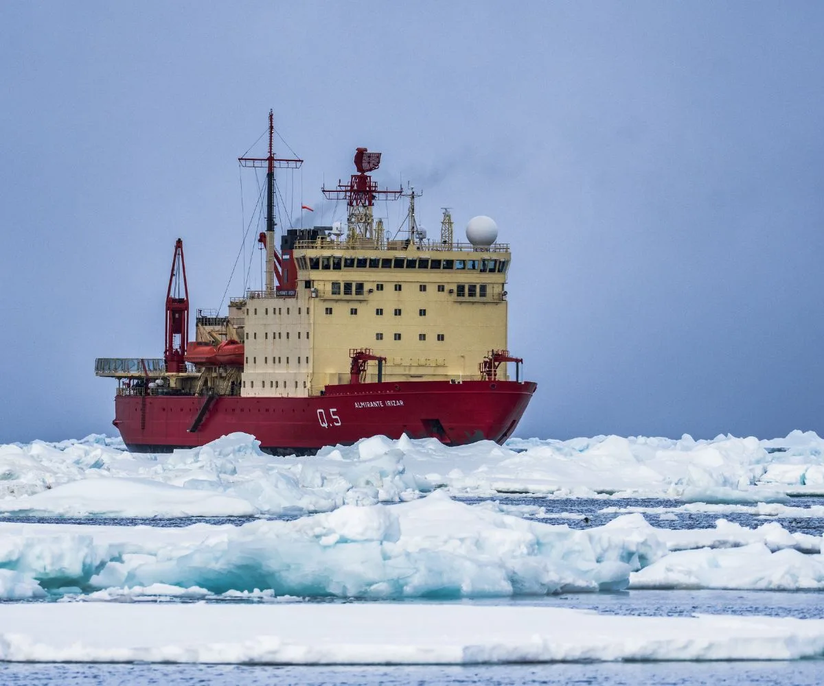 Rompehielos ARA "Almirante Irízar" navegando en la Antártida, en el marco de la campaña antártica argentina