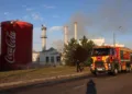Equipos de rescate ucranianos trabajan en una fábrica de Coca-Cola afectada por un ataque ruso en la región de Kiev el 3 de septiembre de 2026, en medio de la invasión rusa de Ucrania. AFP/Getty Images