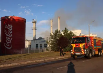 Equipos de rescate ucranianos trabajan en una fábrica de Coca-Cola afectada por un ataque ruso en la región de Kiev el 3 de septiembre de 2026, en medio de la invasión rusa de Ucrania. AFP/Getty Images