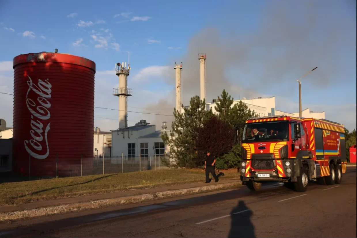 Equipos de rescate ucranianos trabajan en una fábrica de Coca-Cola afectada por un ataque ruso en la región de Kiev el 3 de septiembre de 2026, en medio de la invasión rusa de Ucrania. AFP/Getty Images