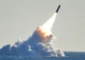 Lanzamiento de prueba de un misil estratégico Trident II D5 desde un submarino sumergido de la Armada de EE. UU. Imagen ilustrativa