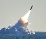 Lanzamiento de prueba de un misil estratégico Trident II D5 desde un submarino sumergido de la Armada de EE. UU. Imagen ilustrativa