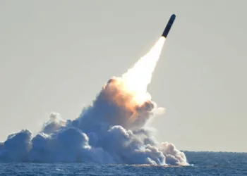 Lanzamiento de prueba de un misil estratégico Trident II D5 desde un submarino sumergido de la Armada de EE. UU. Imagen ilustrativa