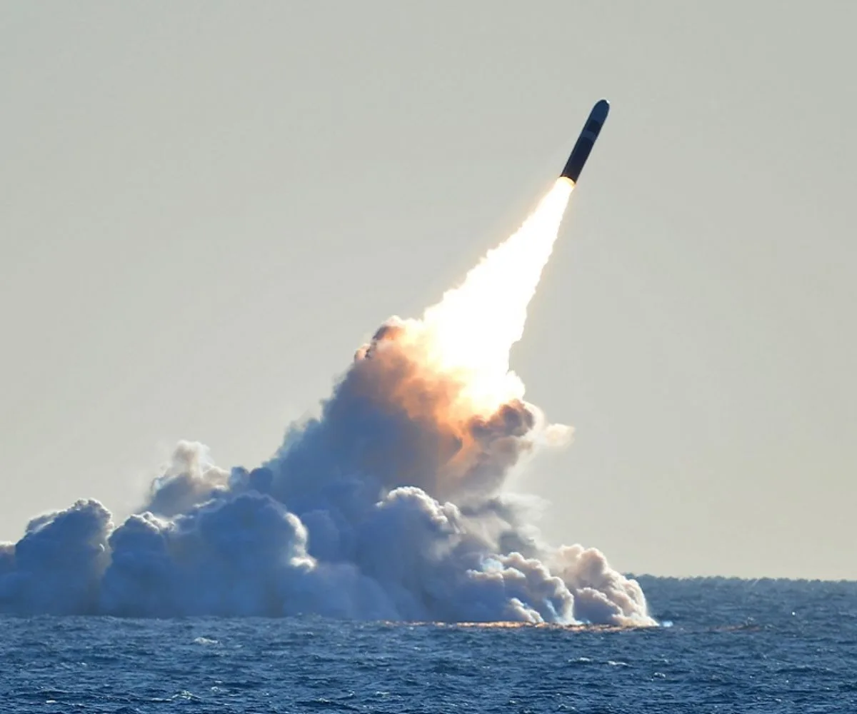 Lanzamiento de prueba de un misil estratégico Trident II D5 desde un submarino sumergido de la Armada de EE. UU. Imagen ilustrativa