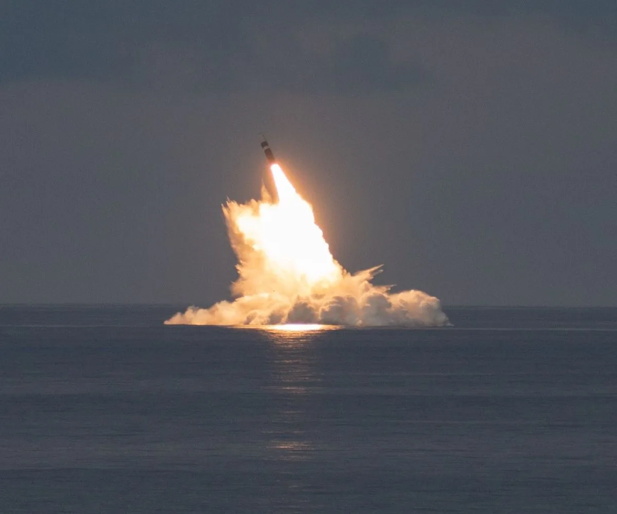 Una versión desarmada y de vida útil extendida del misil Trident II D5 es lanzada desde un submarino de misiles balísticos frente a la costa de Florida en septiembre de 2021. Imagen ilustrativa