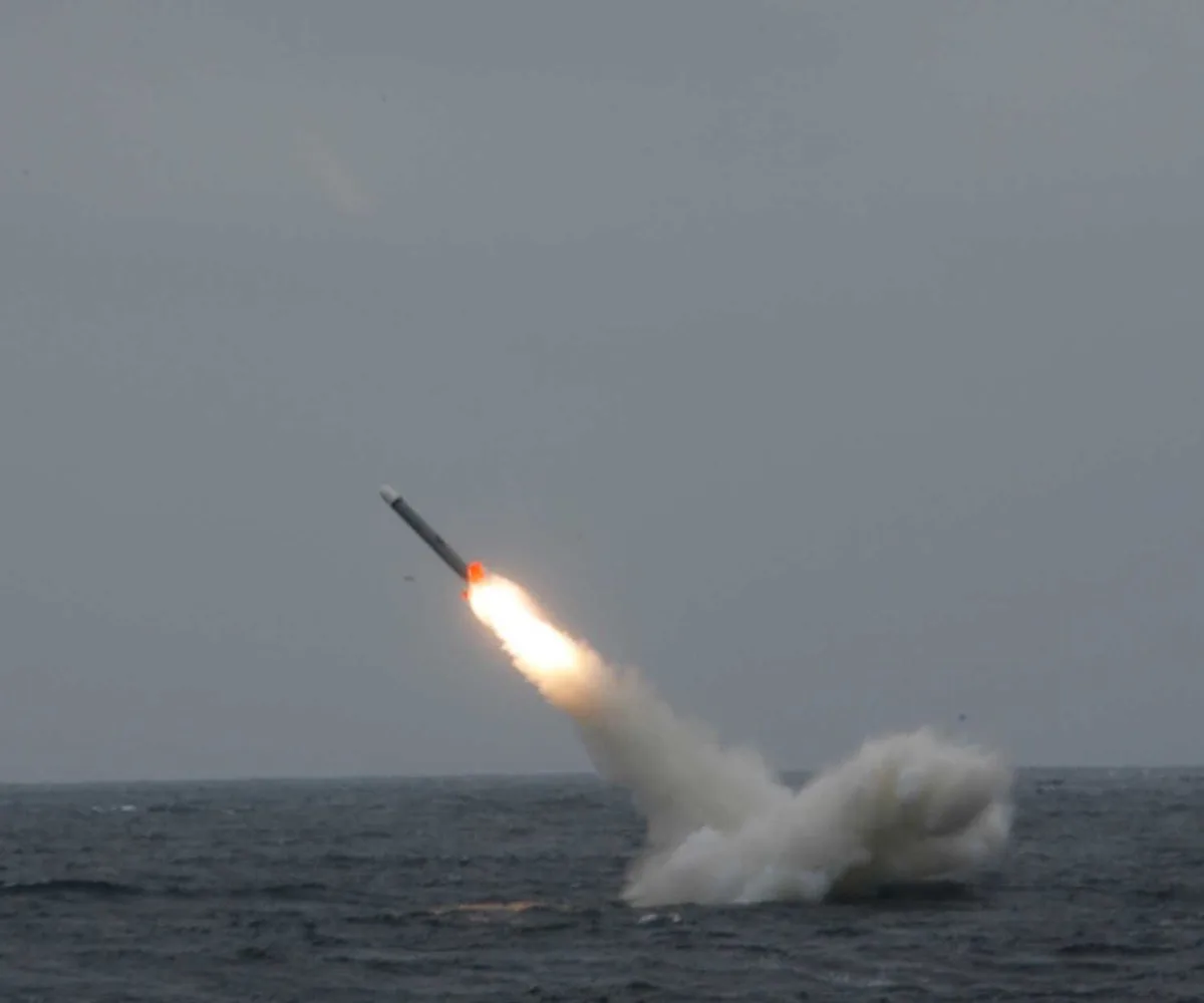 Un misil de crucero de largo alcance Tomahawk es eyectado y propulsado desde el sistema de lanzamiento vertical de un submarino de ataque de la Armada de EE.UU., durante maniobras en alta mar. Imagen ilustrativa