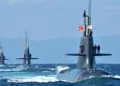 Submarino de ataque clase Taigei de la Fuerza Marítima de Autodefensa de Japón liderando una formación de submarinos de ataque clase Sōryū y clase Oyashio durante la 70ª Revisión Naval Internacional. Imagen ilustrativa