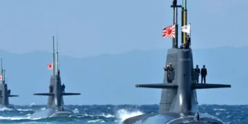 Submarino de ataque clase Taigei de la Fuerza Marítima de Autodefensa de Japón liderando una formación de submarinos de ataque clase Sōryū y clase Oyashio durante la 70ª Revisión Naval Internacional. Imagen ilustrativa