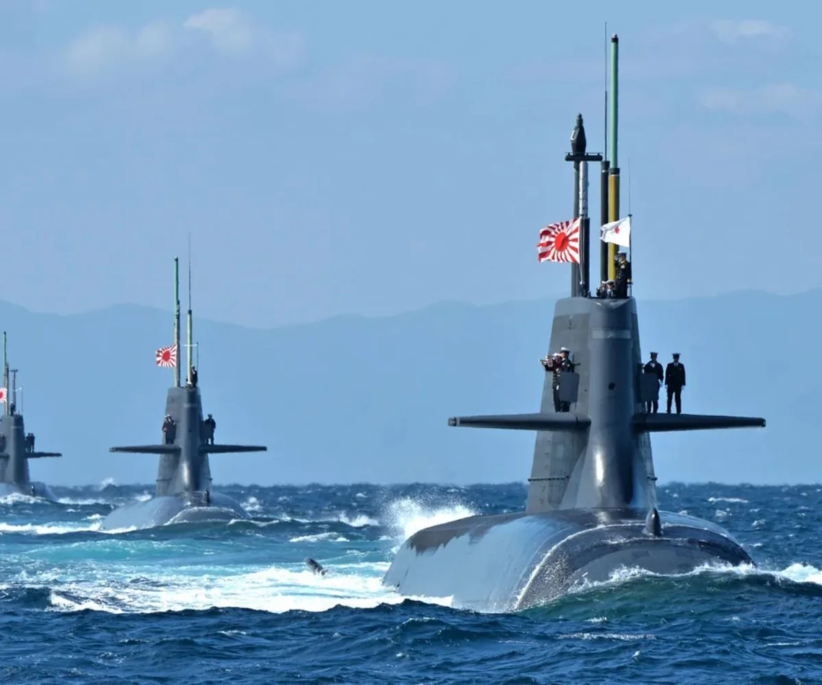 Submarino de ataque clase Taigei de la Fuerza Marítima de Autodefensa de Japón liderando una formación de submarinos de ataque clase Sōryū y clase Oyashio durante la 70ª Revisión Naval Internacional. Imagen ilustrativa